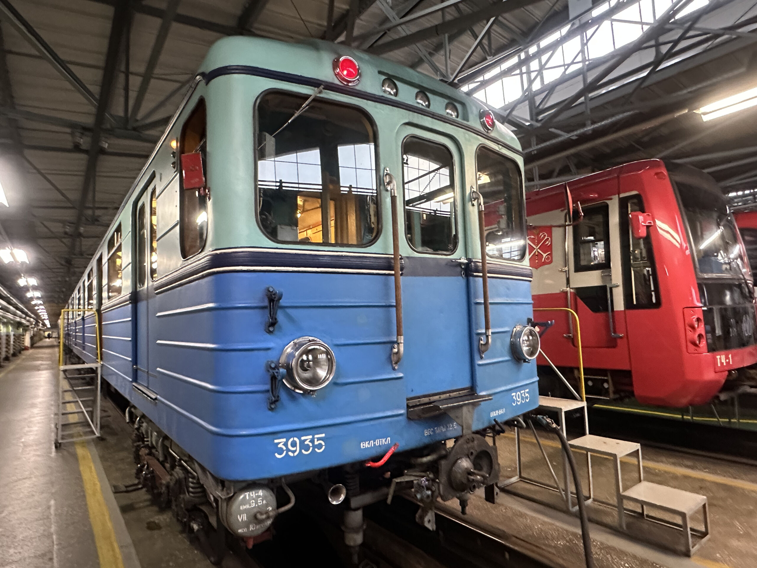 Уникальное путешествие на ретропоезде по Петербургскому метрополитену с посещением электродепо "Автово"