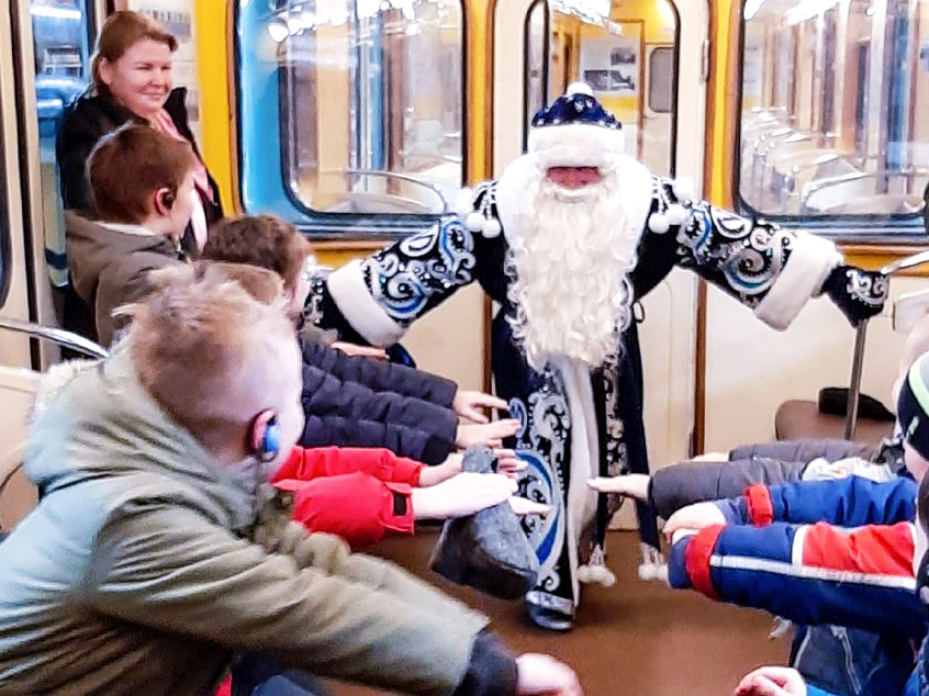 Новогоднее путешествие с Дедом Морозом на ретропоезде по Петербургскому метрополитену с посещением электродепо «Автово»
