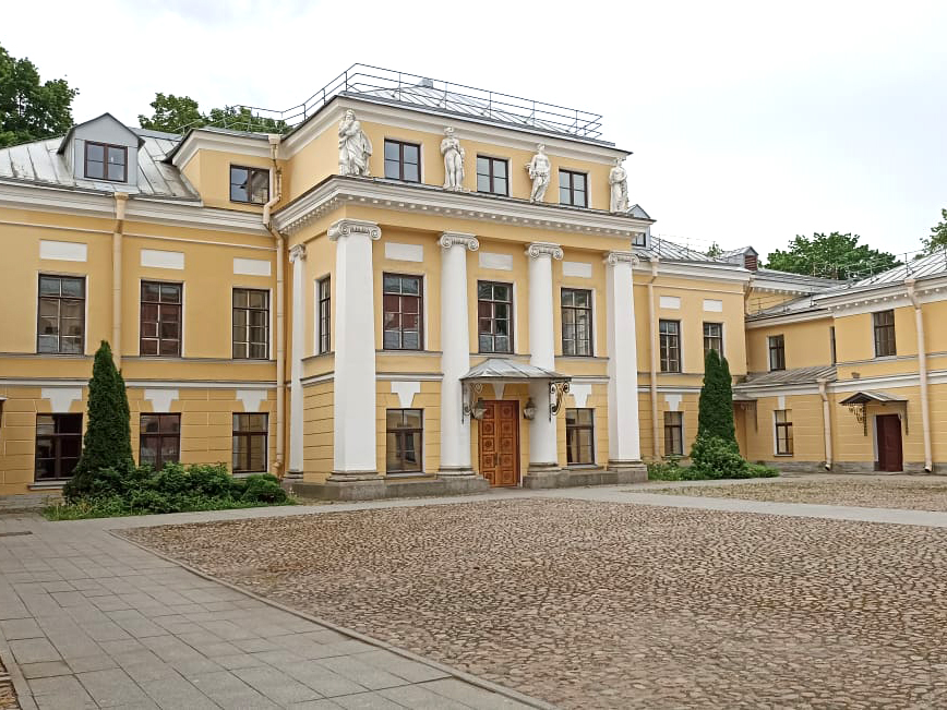 Интерьерная экскурсия в дворец графов Бобринских