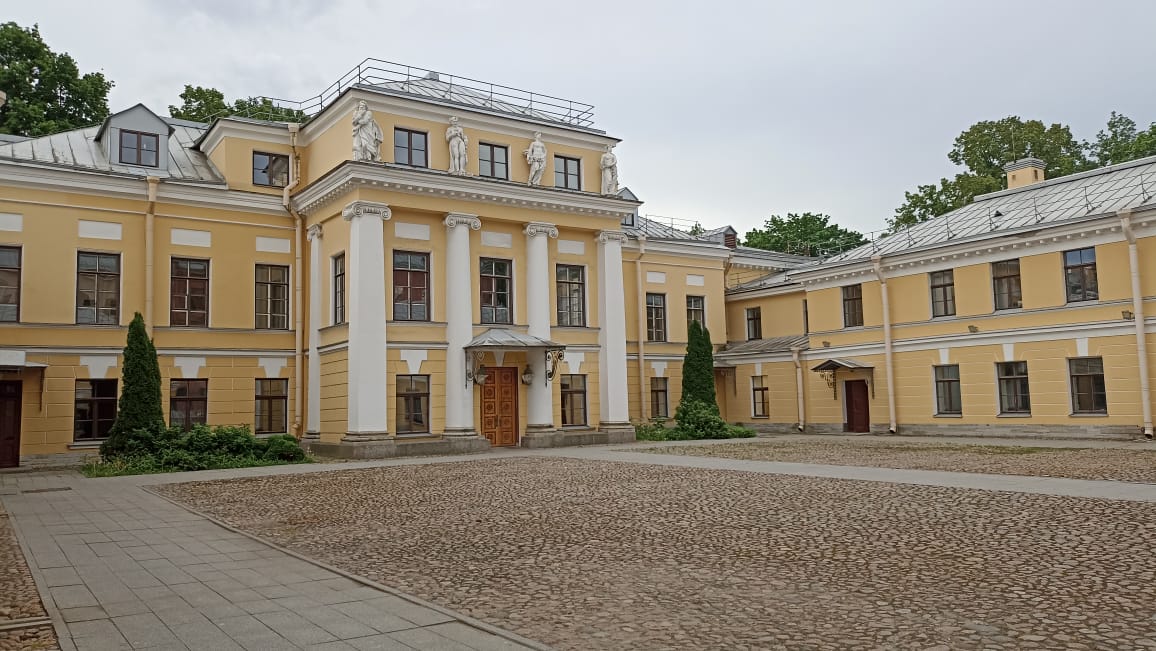 Интерьерная экскурсия в дворец графов Бобринских